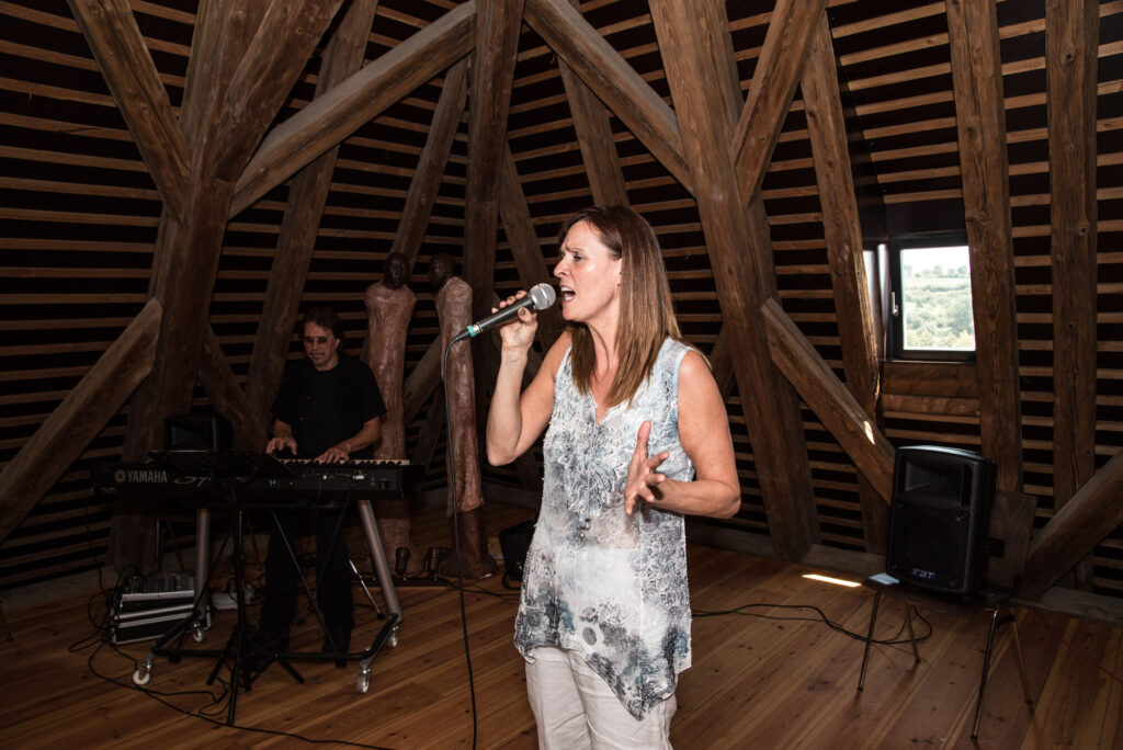 Bea Stübler und Al bei einem Auftritt in einer Holzscheune