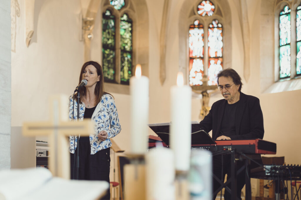 Bea Stübler und Al mit Kerzen in der Kirche