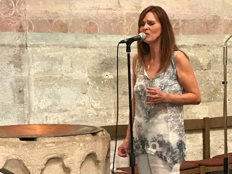 Bea Stübler singt am Taufstein
